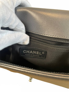 Chanel - Authenticated Boy Handbag - Glitter Silver Plain for Women, Good Condition